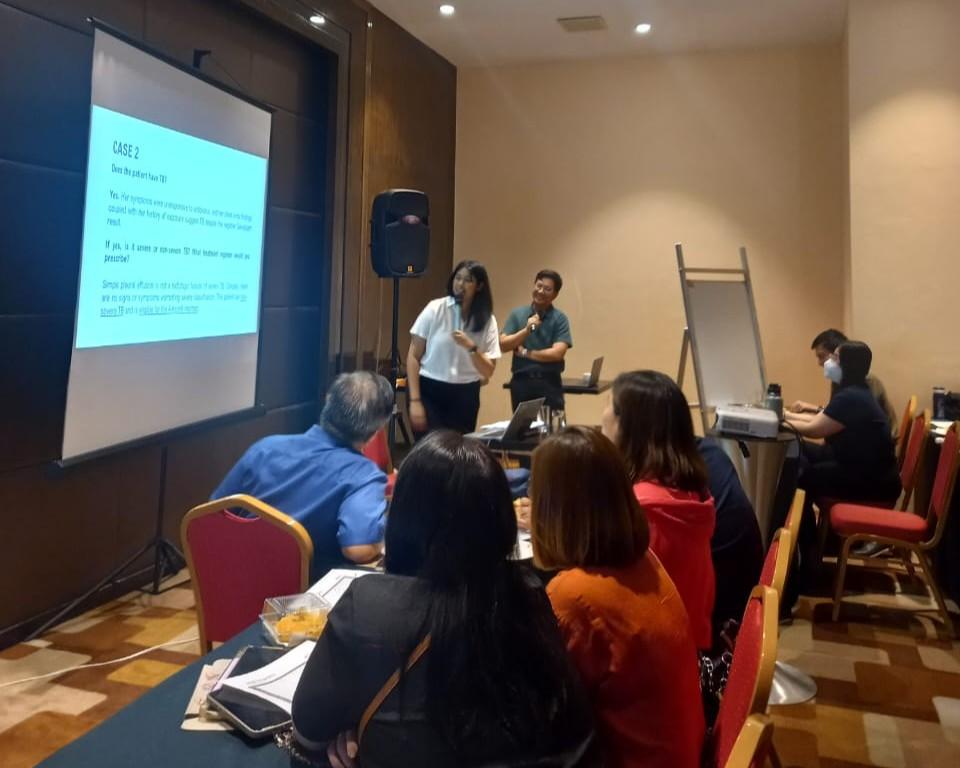 Trisha Thadhani is a medical doctor working on the Doctors Without Borders Tondo project. Here she is speaking on interpretation of X-rays to identify severe and non-severe cases of TB. Manila, Philippines © MSF, 2025