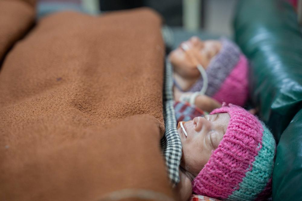 Twin babies, who were born at home prematurely at 29 weeks, were admitted to MSF’s Goyalmara Hospital for neonatal care.