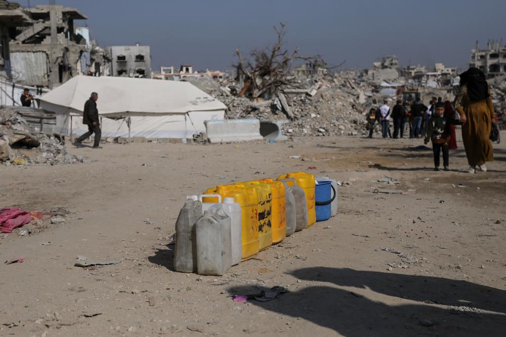 Palestinian people waiting for the water truck to arrive to Jabalya city, north of Gaza Strip.