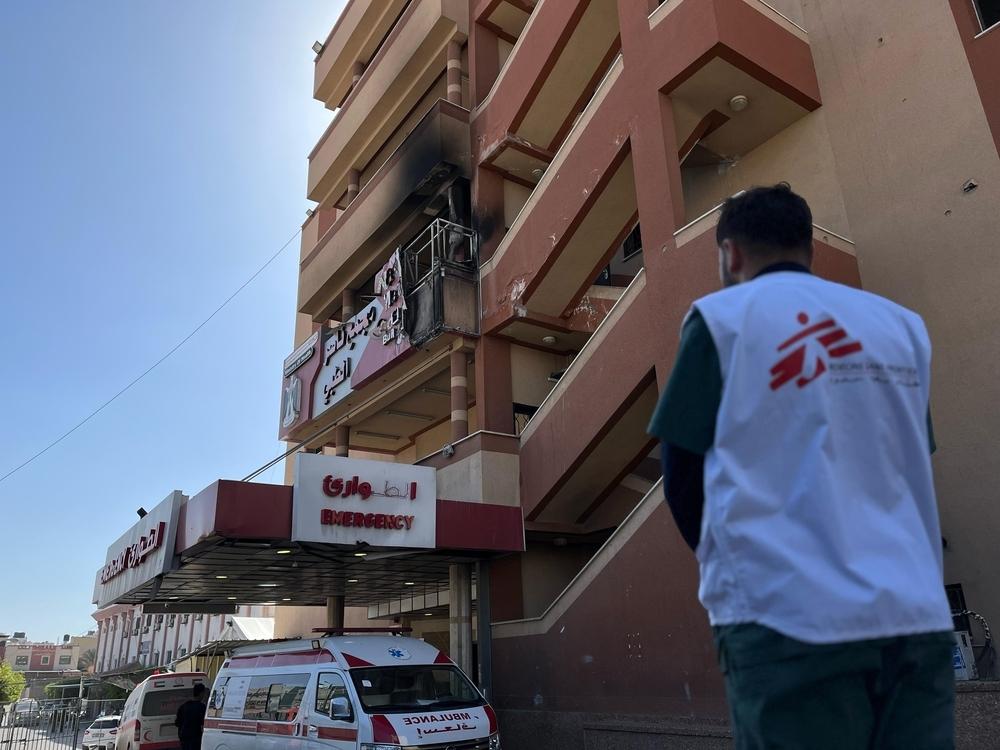 MSF staff in front of Nasser Hospital