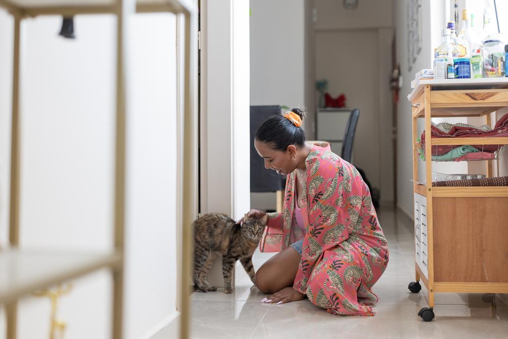 Faces of Resilience - picture of Ovileya with her cat