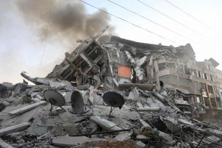 Heavy Israeli bombing pushing Gaza to the edge of catastrophe 