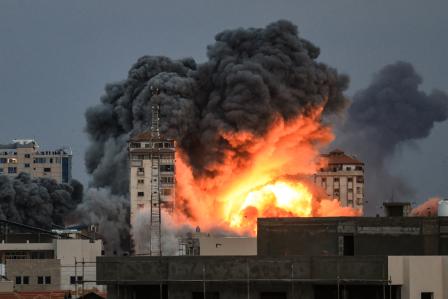Gaza: Trapped by days of unrelenting fighting, thousands of civilians are at risk of dying, including over a hundred Doctors Without Borders staff and their families